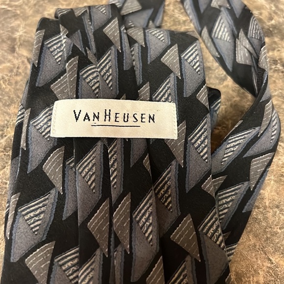 Mens Van Heusen gray and black tie - Picture 4 of 4